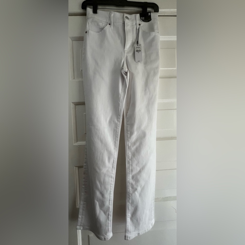 NWT Express High Waisted White '90s Slim Jeans
White
Sz 2R